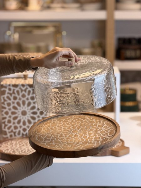 مضيفة خشب مع غطاء زجاج مزخرف ابيض كبير