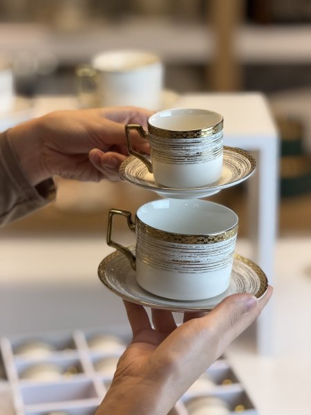 فناجين ابيض مع دهبي