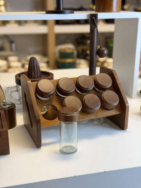 طقم بهارات مع قاعدتهم خشب غامق