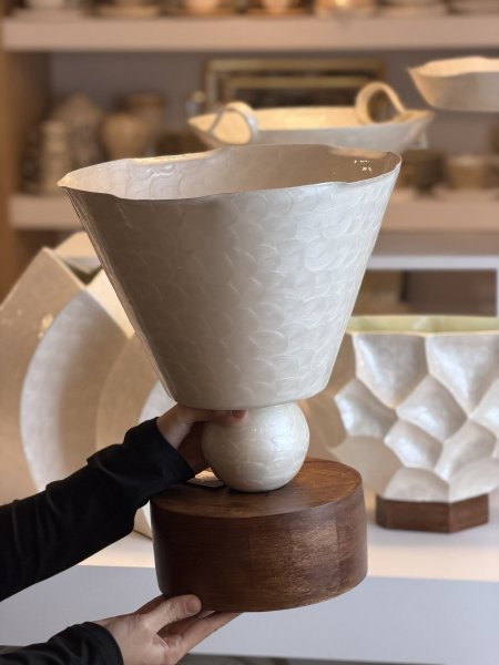 فازا مصدف عاجي مع قاعده خشب كبير