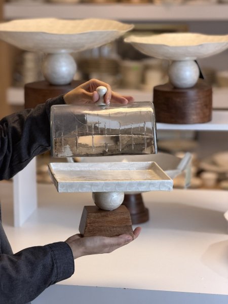 مضيفة مع غطاء زجاج عاجي