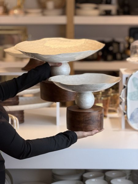 جاط فواكه وديكور عاجي قاعده خشب