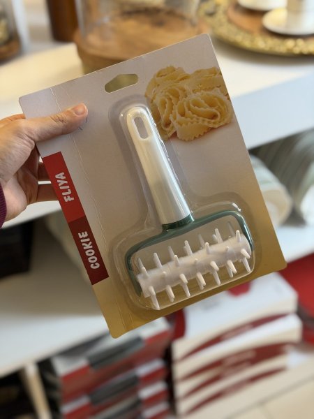 رول تخريم عجين