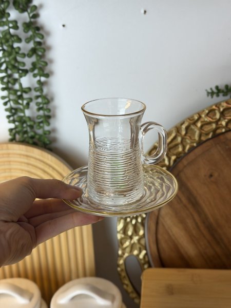 استكانات شاي وقرفه/١٢