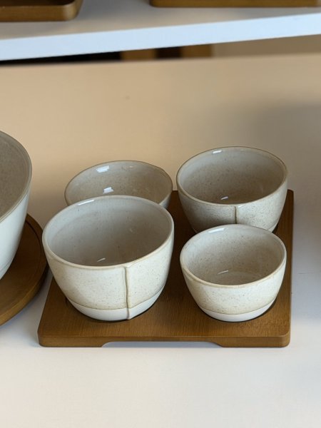 طقم ضيافة ٤ صحون مع قاعده خشب بيج معتق