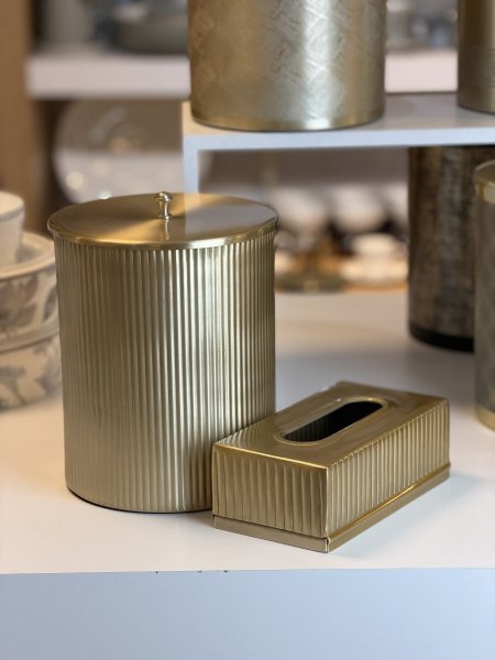 طقم سلة مع غطاء وعلبة محارم هندي محزز