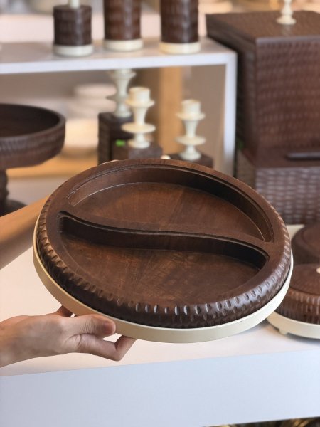 جاط تقديم خشب مقطع