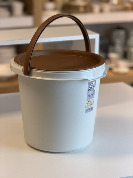سطل شطف مع غطاء وطشط