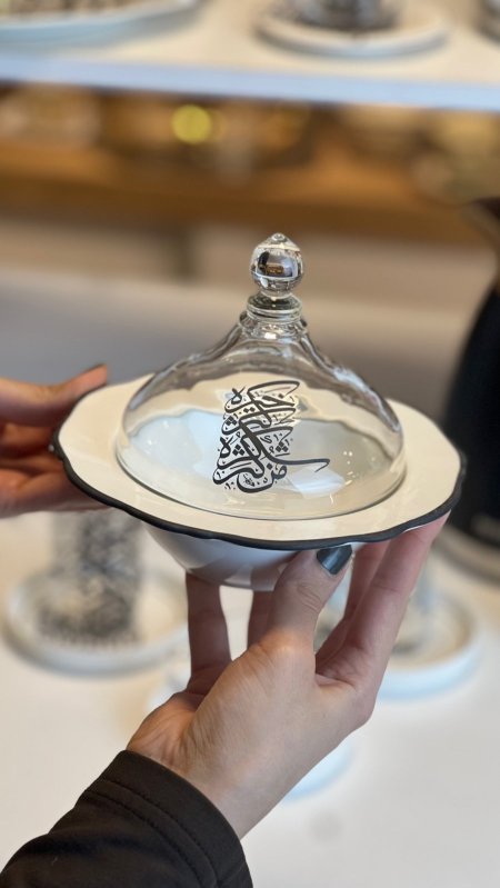 مضيفة زجاج شفاف خط عربي اسود