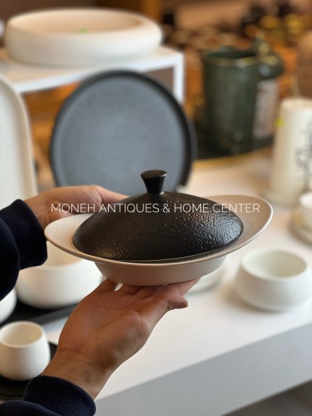 مضيفة مبزر ابيض واسود