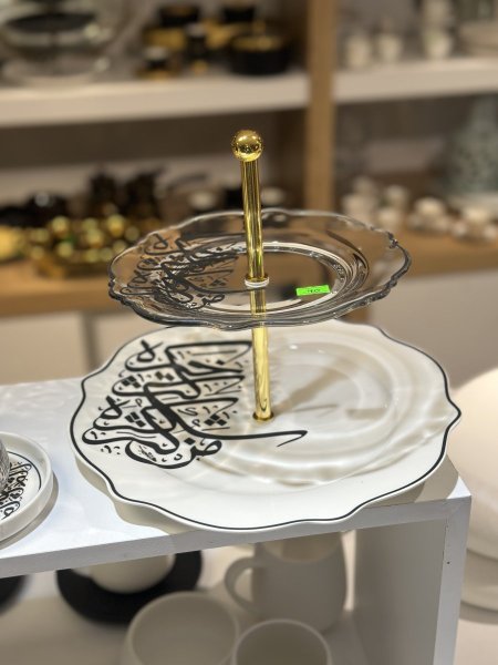 مضيفة طبقتين خط عربي اسود