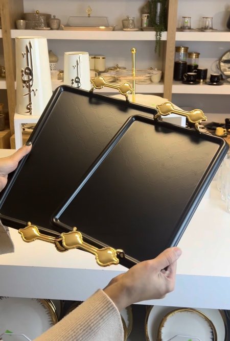 طقم صواني باللون الاسود مع زخرفة ناعمة يد دهبي