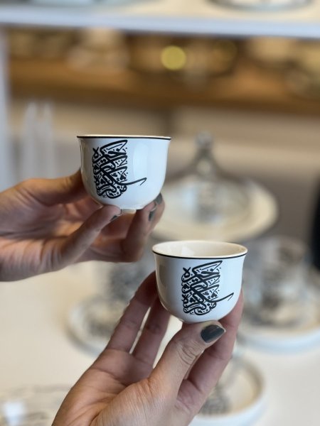 فناجين قهوة سادة خط عربي اسود عدد 12